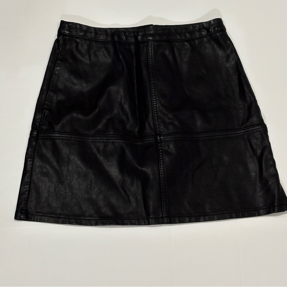 New Look Size 6 Black Faux Leather Mini skirt Back Invisible Zipper And Hook